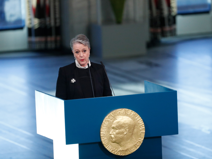  Nobelkomitéens leder, Berit Reiss-Andersen, redegjør for tildelingen av Nobels Fredspris 2017 til  Foto: Terje Bendiksby / NTB 